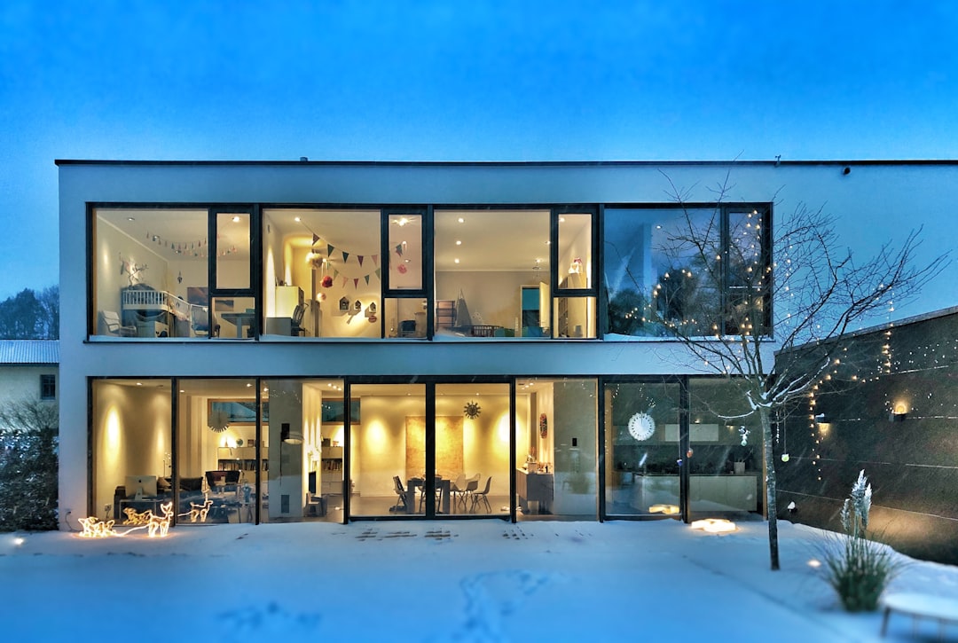 Modernes Wohnhaus als Motiv für Bau- und Immobilienfinanzierung